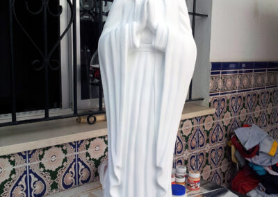 Pintando escultura de virgen, limpieza de escultura y tratamiento a base de un yeso antiporosidad