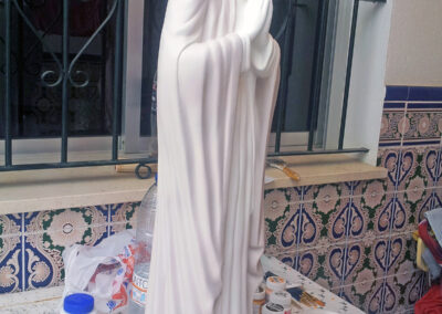 Pintando escultura de virgen, Primer tono en la capa