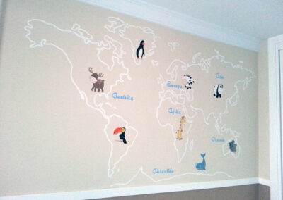 Pintura mural en pared de habitación infantil mapamundi de animales del mundo