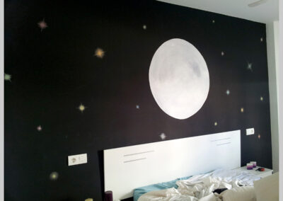 Pintura mural en habitación, Luna y estrellas, pintado con acrilico y tizas, Jerez en Cádiz