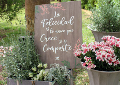 pintura tabla de madera bienvenida boda frase y flores