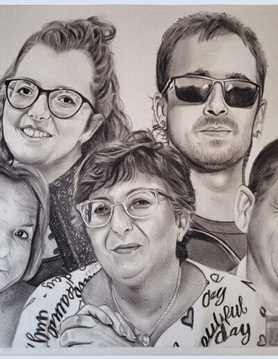 Retrato familiar encargado por ella (arriba-izquierda) para regalar a su mamá (abajo-centro). Montaje de fotos diferentes.