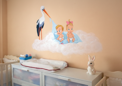 Pintura mural en habitación infantil Cigueña y bebés mellizos