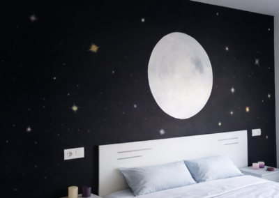 Pintura mural en habitación, Luna y estrellas, pintado con acrilico y tizas, Jerez en Cádiz